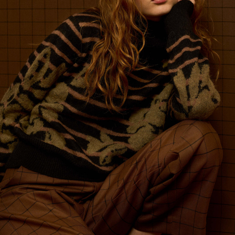 Jersey cuello alto flores kaki