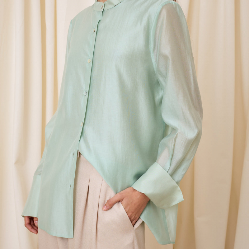 Blusa con abertura trasera