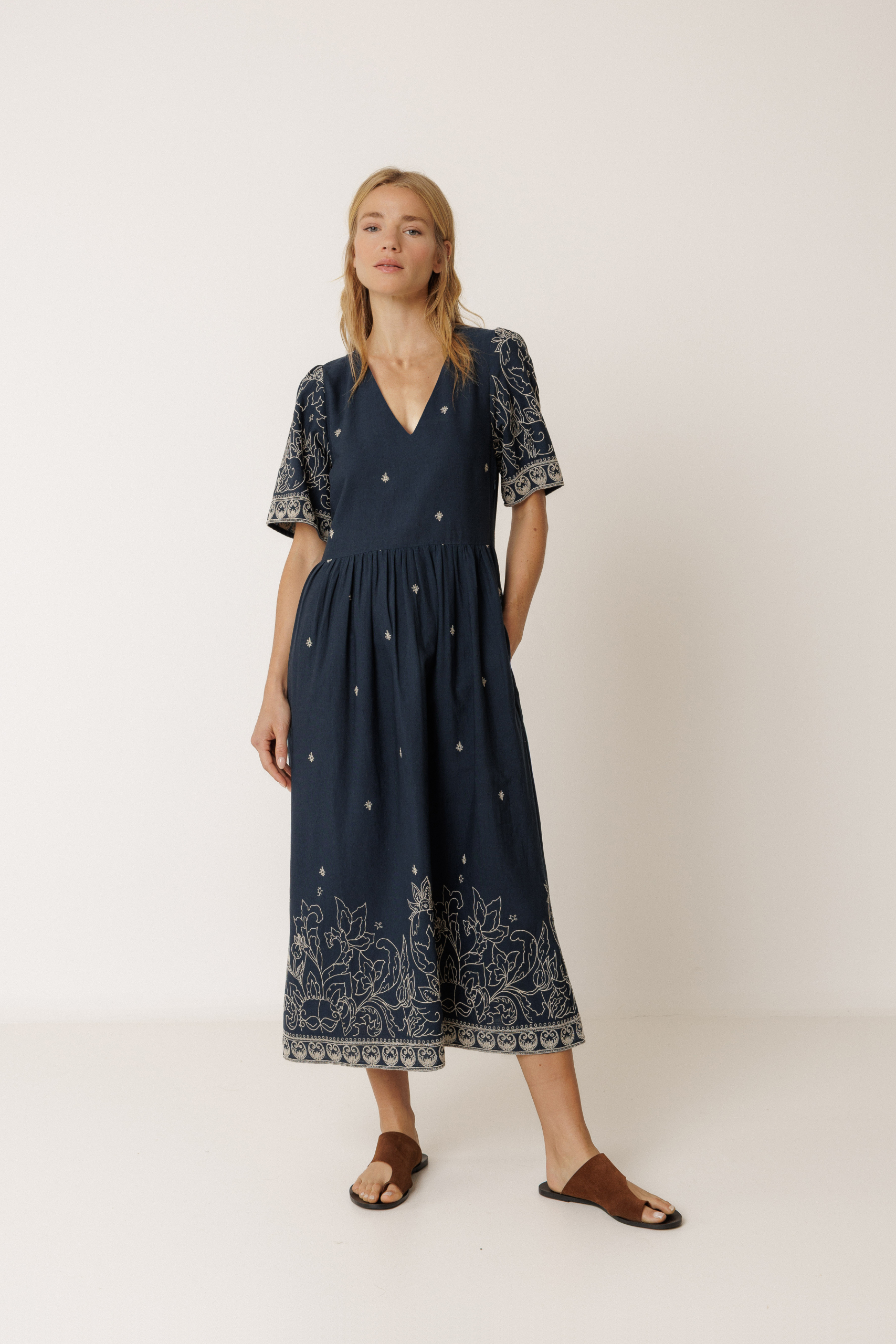 Vestido bordado - Imagen 2