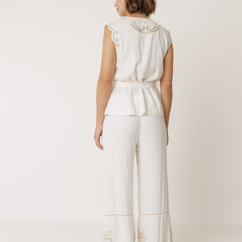 Pantalón bajo bordado