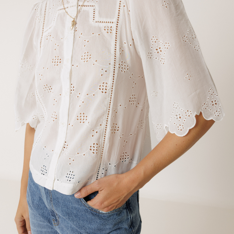 Camisa box bordado suizo