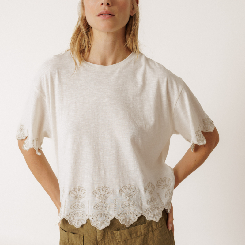 Camiseta boxy bordada