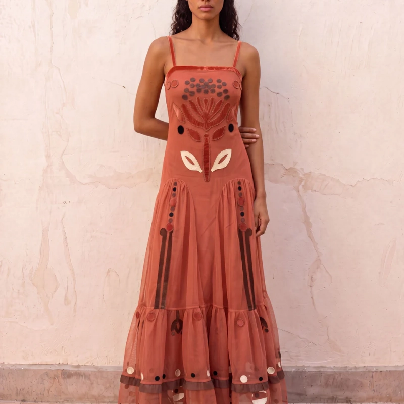 Vestido de tul bordado coral