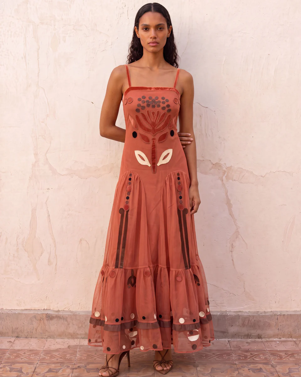 Vestido de tul bordado coral